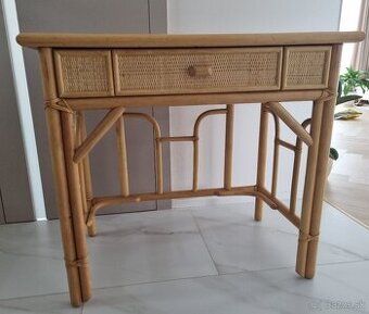 Ratanový a prútený pracovný stôl