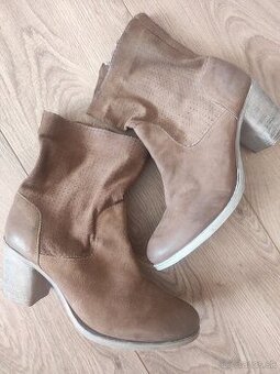 Dámske kožené čižmy Baťa