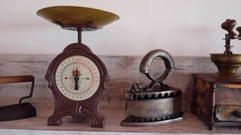 Predám staršiu kuchynskú váhu EKS a starú žehličku na uhlie