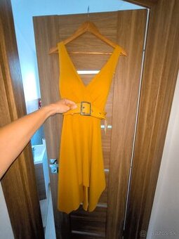 Pekné asymetrické šaty s opaskom