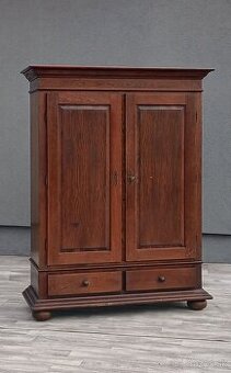 Skriňa dubová s 2 zásuvkami.