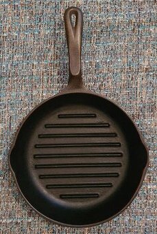 Stará kovová ťažšia panvica na steak