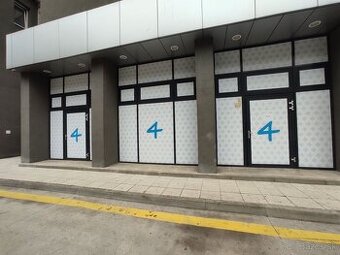 Obchodný priestor s výkladmi, vysokými stropmi a parkovaním,