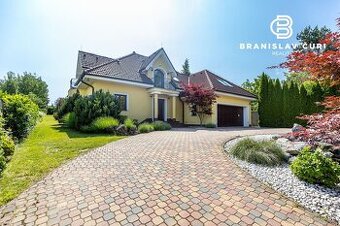 6 IZB. DOM NA PEREŠI S JAZIERKOM A NÁDHERNOU ZÁHRADOU