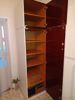 Kvalitna stabilná skriňa s nadstavcom policova