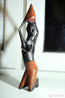 drevená soška Afričanka