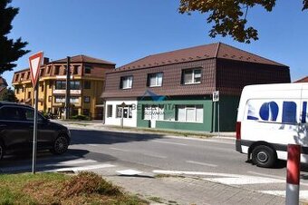 Atraktívny obchodný priestor na prenajám na rušnej ulici v G