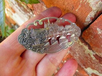 Strieborná brošňa mesto Praha, Ag 800