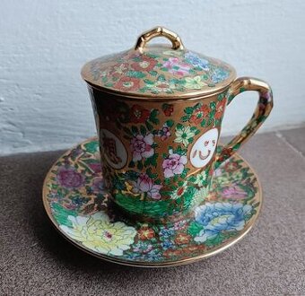 Porcelánový hrncek