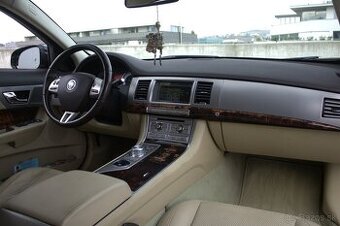 Jaguar F-Pace 2.0 I4 300k Prestige AWD AT8 - 1