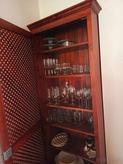 Policova skriňa z masívneho akáciového dreva