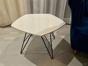 Taliansky dizajnovi konferencny stolik leskli novy
