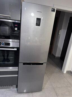 Predám chladničku s mrazničkou SAMSUNG model RB31FERNBSA