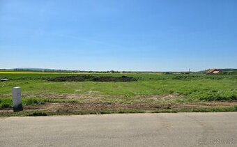 Stavebný pozemok 741 m², Vrádište s IS