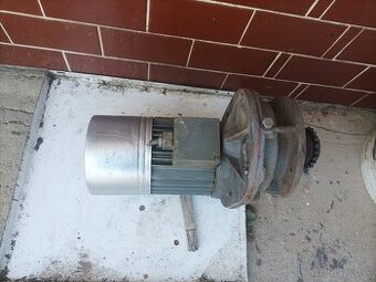 Motor s prevodovkou