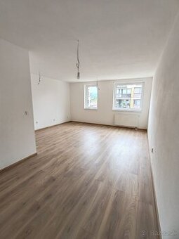 Priestranný 3i byt s balkónom - Radvaň