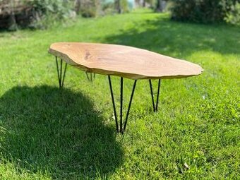 Dubový konferenčný stolík