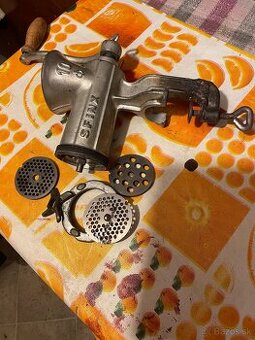 Klasicke zelezne mlynceky na maso