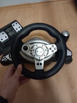 Trust volant s pedalmi