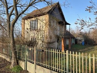 Pozemok s menším domom a prístavbami v obci Trávnik na preda - 1