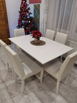 Jedalensky stôl a stoličky