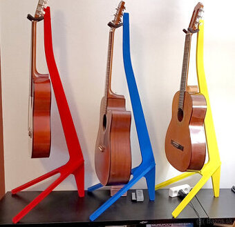 farebný stojan na gitaru