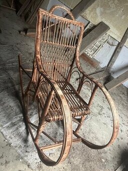 Predám ratanové hojdacie kreslo na obrázku