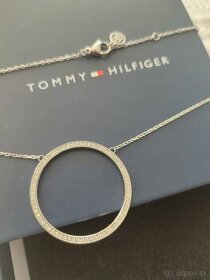 Značkový náhrdelník s kruhom a krištáľmi Tommy Hilfiger