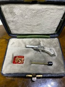 Starožitna mini pistol lefoš -berloque