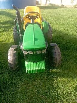 Predám detský traktor John Deere s vlečkou