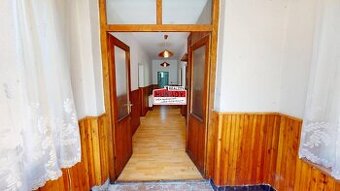 (1.985 m²) DOM V KLUKNAVE S VEĽKÝM POZEMKOM - 1