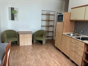 2-izb. byt s dvorom blízko centra – možný parking