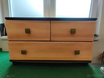 Čierna nízka komoda