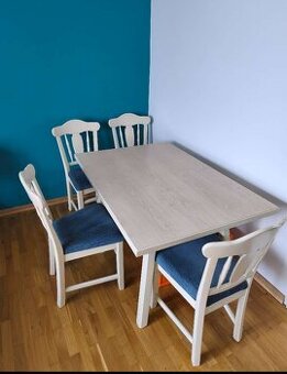 Kuchynský stôl a 4 stoličky