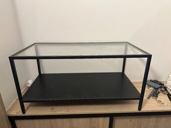 Sklenený konferenčný stolík do obývačky