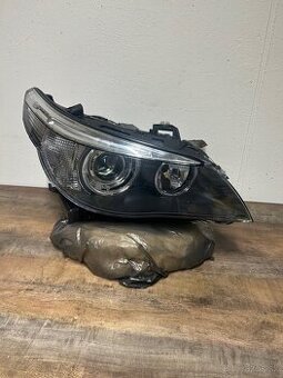 Pravý predný svetlomet pre BMW 5 E60/E61 (2001–2010).