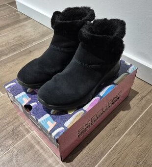 Dámske semišové čižmičky Skechers