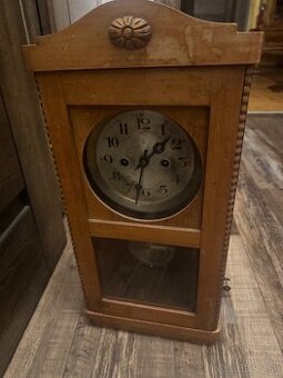 stare hodiny Gustáv Becker