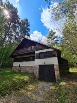 Zaujímavá pekná priestranná murovaná chata v prírode