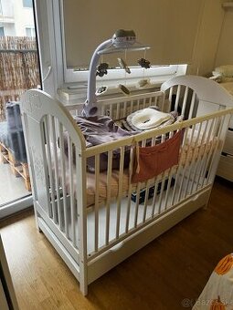 Postielka s hniezdom a kolotočom