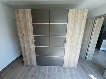 Šatníková skriňa