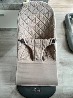 Lehátko Babybjorn s hračkou