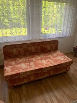 Vaľanda s úložným priestorom a operadlom