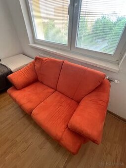 Na predaj: Pohodlný gauč a kreslo v tehlovo-oranžovej farbe