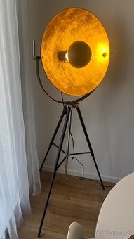 Stojaca dekoračna lampa