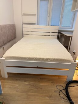 Predám drevenú posteľ 140x200 s matracom v top stave