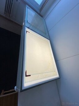 Sklenená vystavná vitrína so zabudovaným osvetlením