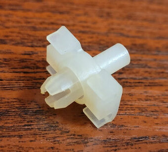 mercedes W123 spony dolní lišty