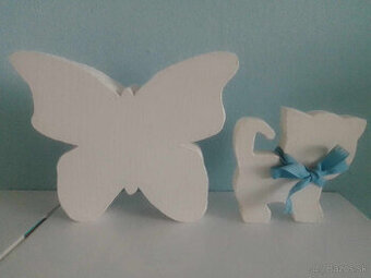 Predám set 2 bielych drevených dekorácií /mačka, motýľ/.