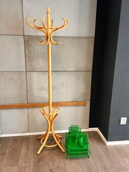 Drevený stojanový vešiak